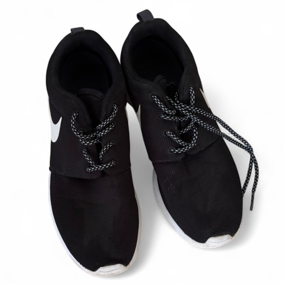 Nike Roshe Run black trainers - Picture 1 of 6